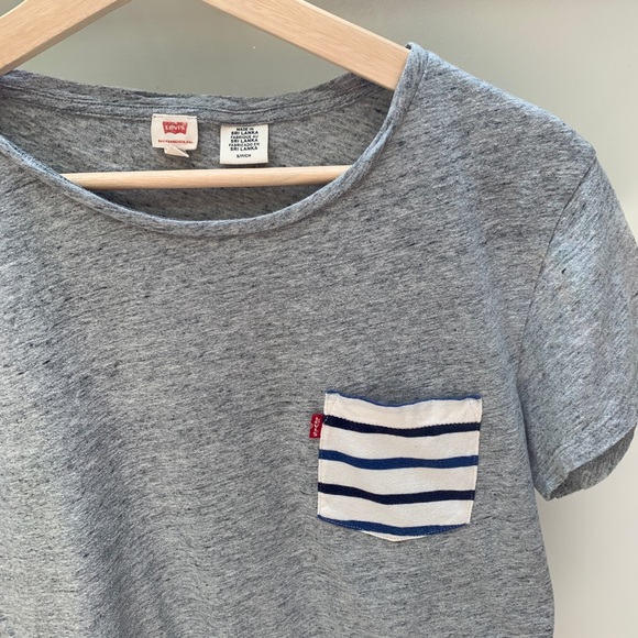 Levi’s • Cotton Crew Neck T-shirt in Grey - Picture 3 of 5